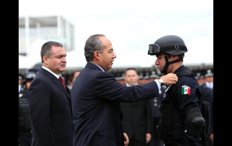 El Presidente Felipe Calderón (c), presidió el miércoles la ceremonia de entrega de reconocimientos al mérito de la Policía Federal.EFE  /