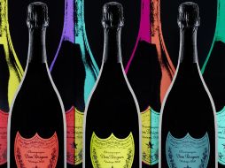 Las botellas han sido decoradas con los colores distintivos en las obras de Warhol. ESPECIAL  /