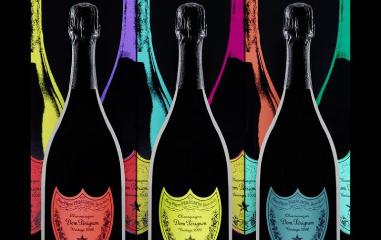 Las botellas han sido decoradas con los colores distintivos en las obras de Warhol. ESPECIAL  /