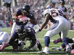 El jugador del los Cuervos, Ray Rice (27), hace dos anotaciones para su equipo. EFE  /