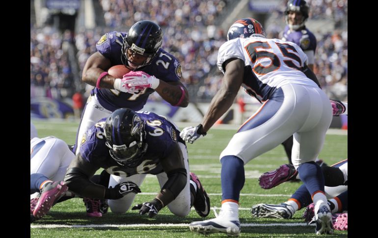 El jugador del los Cuervos, Ray Rice (27), hace dos anotaciones para su equipo. EFE  /