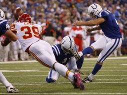 Adam Vinatieri (4) en el partido ante los Jefes de de Kansas City. REUTERS  /