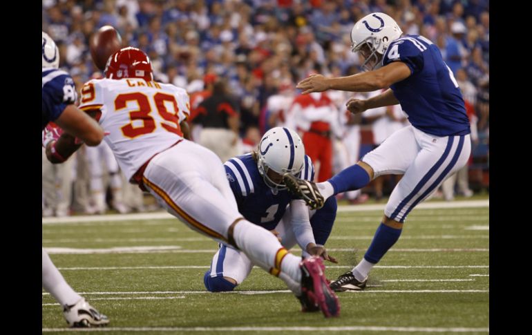 Adam Vinatieri (4) en el partido ante los Jefes de de Kansas City. REUTERS  /