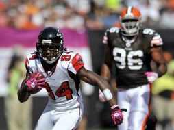 El  receptor Roddy White de los  Halcones de Atlanta (84) se adelanta a la defensiva de Cleveland. AP  /