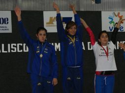 Alejandra Fernández (c), festeja haber conseguido el primer lugar así como su boleto para el pre panamericano. ESPECIAL  /