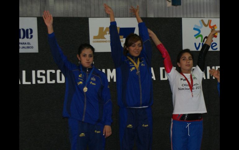 Alejandra Fernández (c), festeja haber conseguido el primer lugar así como su boleto para el pre panamericano. ESPECIAL  /