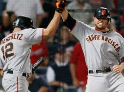 Freddy Sánchez festeja con Nate Schierholtz (12) la carrera del triunfo ante los Bravos. AFP  /