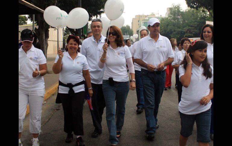 La caminata del personal de la Secretaría de Salud, contó con la presencia de su titular, Alfonso Petersen (izquierda). A. HINOJOSA  /