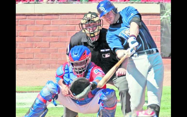 Evan Longoria dispara un jonrón en la quinta entrada, con un hombre en las bases, para la victoria de Tampa. AP  /