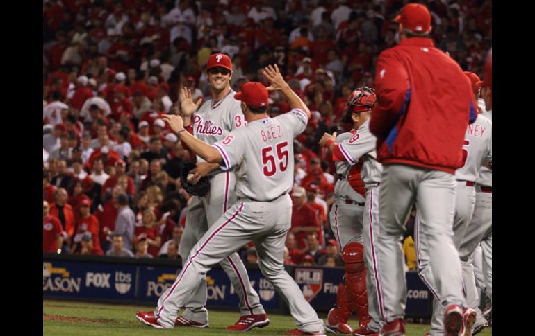 Los jugadores de los Filis de Filadelfia celebran tras derrotar a los Rojos de Cincinnati y obtener su pase a la siguiente fase. EFE  /