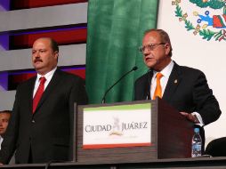 Héctor Murguía, acompañado por el gobernador del Estado, Cesar Duarte, durante la asunción del cargo. EFE  /