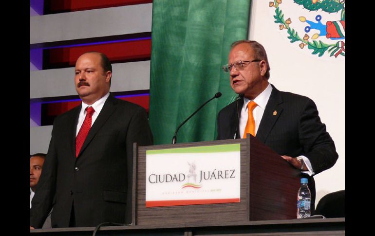 Héctor Murguía, acompañado por el gobernador del Estado, Cesar Duarte, durante la asunción del cargo. EFE  /