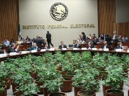 El consejero presidente del IFE, Leonardo Valdés (centro), durante una sesión del instituto. NTX  /