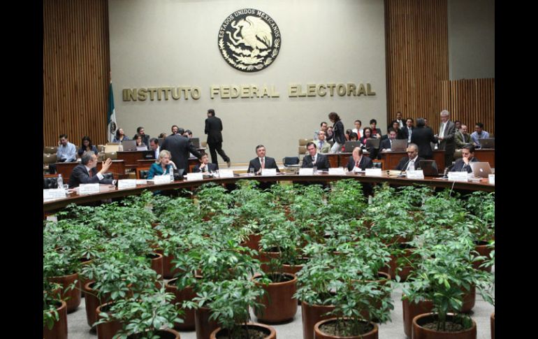 El consejero presidente del IFE, Leonardo Valdés (centro), durante una sesión del instituto. NTX  /