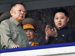 El líder norcoreano de 65 años de edad, Kim Jong-il observa el desfile militar junto con su hijo y próximo sucesor, Kim Joung-un. AP  /