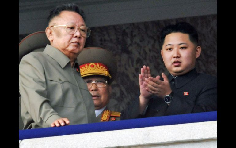 El líder norcoreano de 65 años de edad, Kim Jong-il observa el desfile militar junto con su hijo y próximo sucesor, Kim Joung-un. AP  /