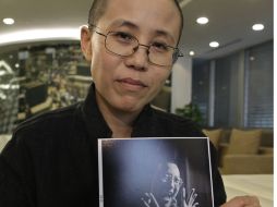 Liu Xia, muestra una foto de su esposo, el premio Nobel de la Paz, Liu Xiaobo, durante una entrevista en Pekín. REUTERS  /