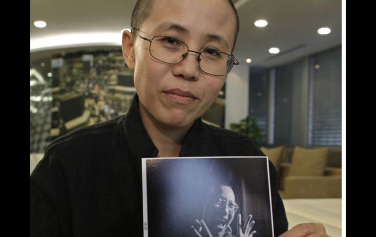 Liu Xia, muestra una foto de su esposo, el premio Nobel de la Paz, Liu Xiaobo, durante una entrevista en Pekín. REUTERS  /