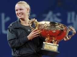 La tenista danesa Caroline Wozniacki número uno del mundo triunfó en el Abierto de China. EFE  /