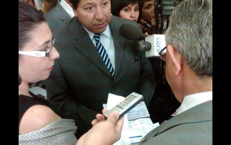 Aspecto de la entrega del cheque en Rectoría, con la presencia del secretario de Educación, Antonio Gloria. R. ZAPATA  /