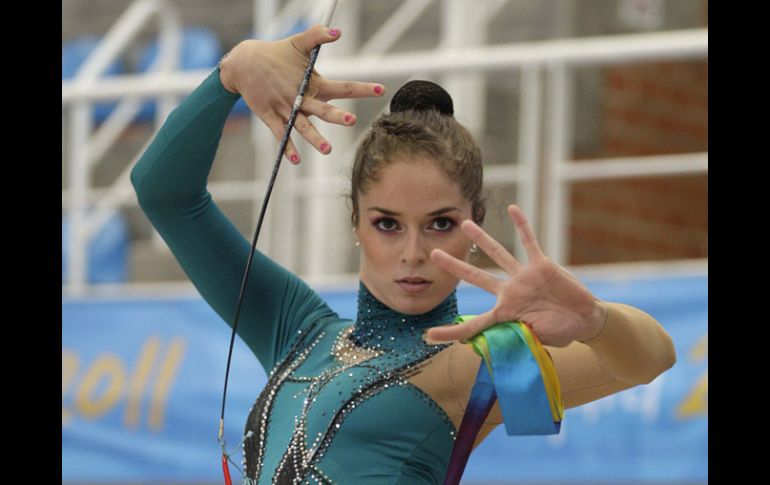 Cynthia Valdéz realizando su rutina de gimnasia rítmica. S.Nuñez  /