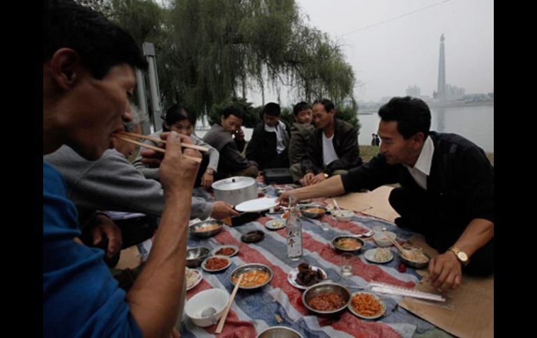 Los norcoreanos festejaron con comidas al aire libre. AP  /