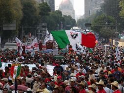 Integrantes del Sindicato Mexicano de Electricistas marchan hacia el Zócalo capitalino. EL UNIVERSAL  /