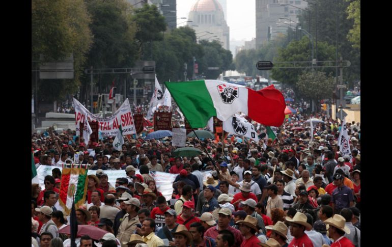 Integrantes del Sindicato Mexicano de Electricistas marchan hacia el Zócalo capitalino. EL UNIVERSAL  /