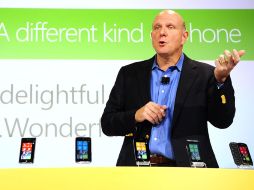 El director general de Microsoft, presenta los nueve teléfonos móviles que funcionan con el nuevo sistema Windows Phone 7. AFP  /