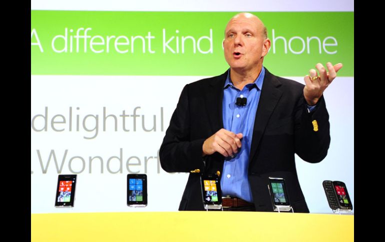 El director general de Microsoft, presenta los nueve teléfonos móviles que funcionan con el nuevo sistema Windows Phone 7. AFP  /