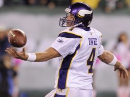 El jugador de los Vikingos Brett Favre atrapando el balón en el duelo ante los Jets. EFE  /