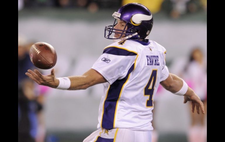 El jugador de los Vikingos Brett Favre atrapando el balón en el duelo ante los Jets. EFE  /