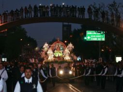 Cientos de fieles acudieron al recorrido rumbo a la Basílica de Zapopan a la espera de la Virgen. E PACHECO  /