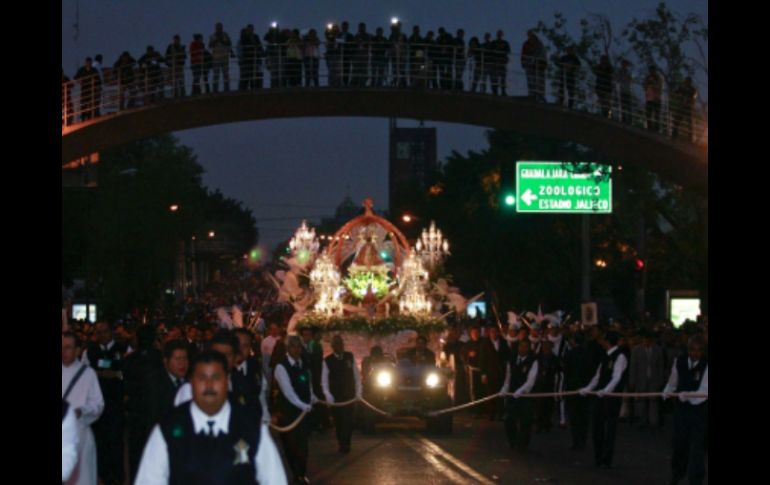 Cientos de fieles acudieron al recorrido rumbo a la Basílica de Zapopan a la espera de la Virgen. E PACHECO  /