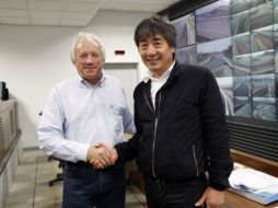 El director de carreras de Fórmula Uno y delegado de seguridad, Charlie Whiting (izq.) junto al presidente de KARA Yung Cho Chung. AFP  /