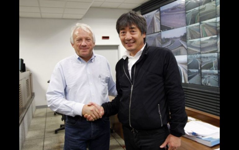 El director de carreras de Fórmula Uno y delegado de seguridad, Charlie Whiting (izq.) junto al presidente de KARA Yung Cho Chung. AFP  /