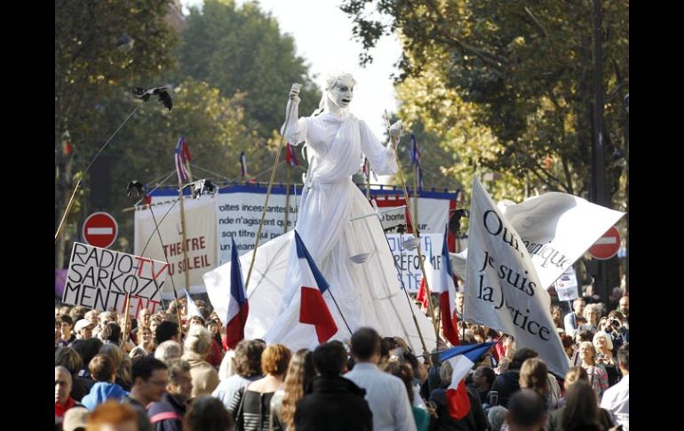 Trabajadores del sector privado, estudiantes y familias, se manifiestan en contra de la reforma. EFE  /