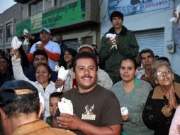 Los fieles se acomodan a la orilla del recorrido de siete kilómetros que hace cada 12 de octubre la Virgen de Zapopan. E PACHECO  /