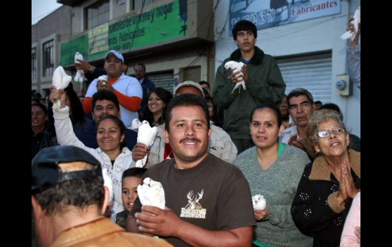 Los fieles se acomodan a la orilla del recorrido de siete kilómetros que hace cada 12 de octubre la Virgen de Zapopan. E PACHECO  /