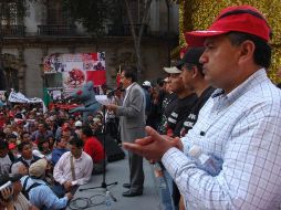 Martín Esparza (derecha) en una manifestación del SME. NTX  /