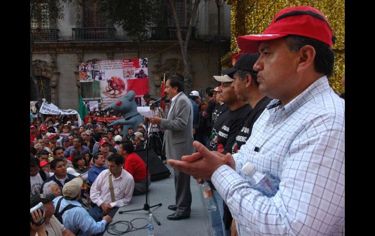 Martín Esparza (derecha) en una manifestación del SME. NTX  /