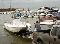 Los pobladores de Quintana Roo se preparan tras par la llegada del huracán 'Paula'. AFP  /