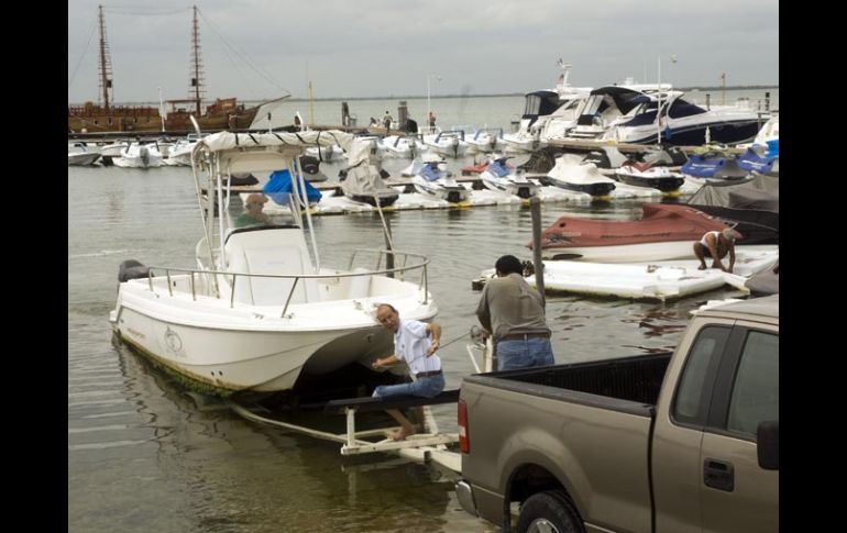 Los pobladores de Quintana Roo se preparan tras par la llegada del huracán 'Paula'. AFP  /