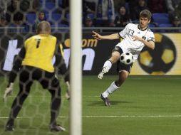 El alemán Thomas Mueller (der) dispara contra el portero kazajo Andrei Sidelnikov durante el partido. EFE  /