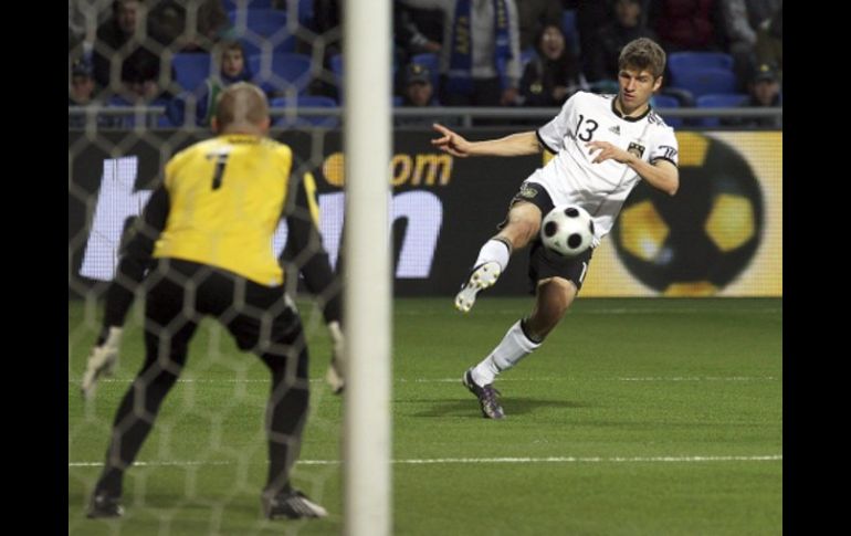 El alemán Thomas Mueller (der) dispara contra el portero kazajo Andrei Sidelnikov durante el partido. EFE  /