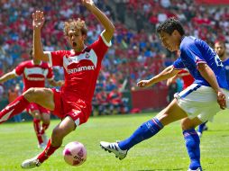 El mediocampista de Cruz Azul, Gonzalo Pineda (iz), en el encuentro ante Toluca en la  jornada 11. MEXSPORT  /