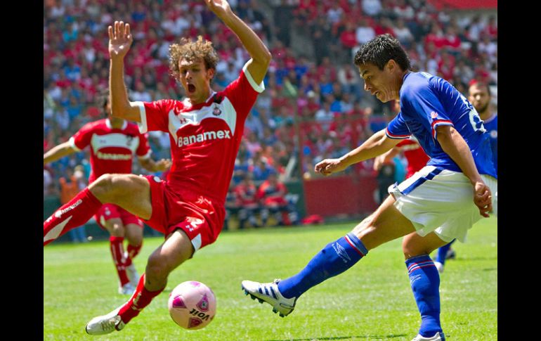 El mediocampista de Cruz Azul, Gonzalo Pineda (iz), en el encuentro ante Toluca en la  jornada 11. MEXSPORT  /