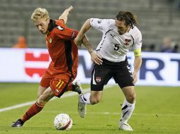 El internacional belga Jonathan Legear (iz) pelea por el balón con el austriaco Christian Fuchs. EFE  /