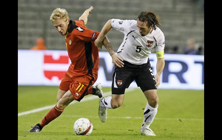 El internacional belga Jonathan Legear (iz) pelea por el balón con el austriaco Christian Fuchs. EFE  /