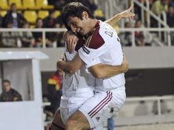 El ruso Alexander Kerzhakov (izq) celebra con su compañero Alan Dzagoev, tras abrir el marcador. EFE  /